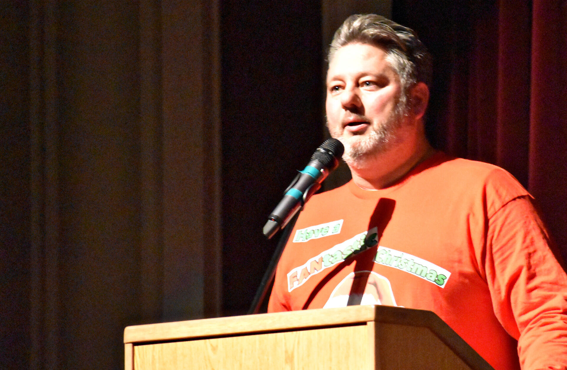 Fantozzi speaks to the audience in between songs. (Photo by Karidja Monjolo)